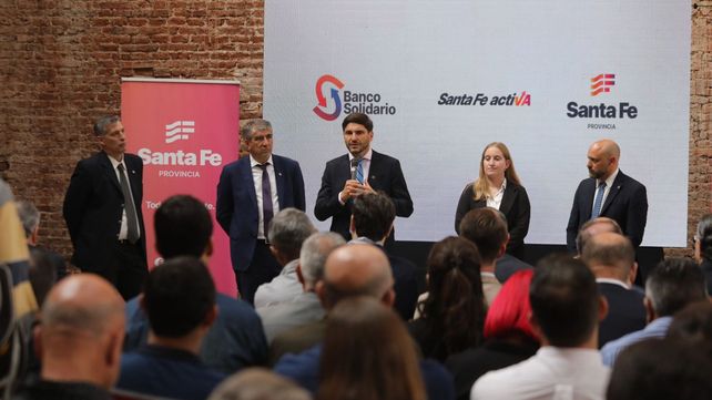 El gobernador durante la reciente entrega de microcréditos.