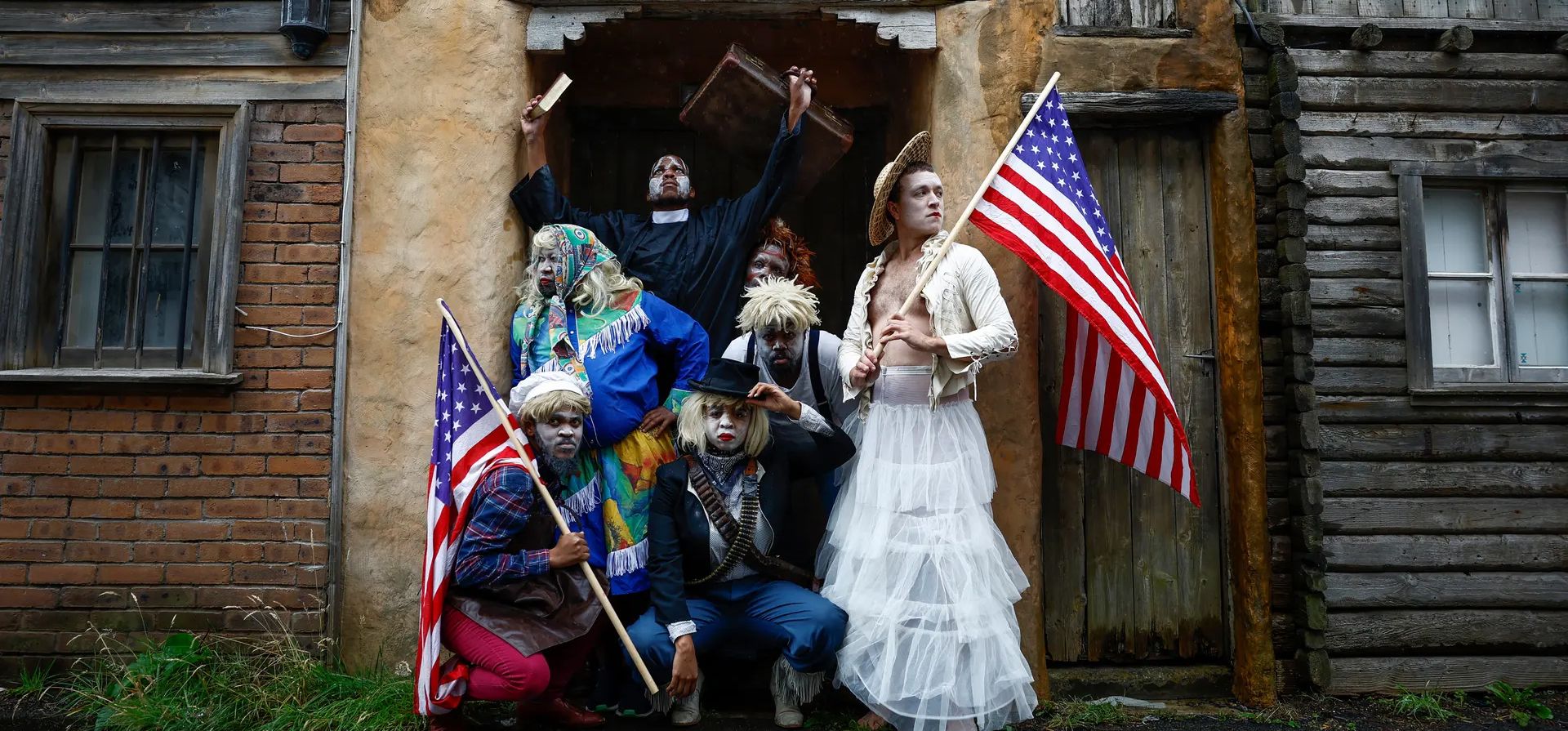 Edimburgo, Reino Unido. El elenco de Dark Noon ensaya parte de su espectáculo. Una experiencia teatral interpretada por siete actores sudafricanos que cuestionan la glorificación de Hollywood del salvaje oeste, Dark Noon comienza con un set de filmación para un spaghetti western, un pastiche de The Good, The Bad and The Ugly de Sergio Leone. Fotografía: Jeff J Mitchell/Getty Images Edimburgo, Reino Unido. El elenco de Dark Noon ensaya parte de su espectáculo. Una experiencia teatral interpretada por siete actores sudafricanos que cuestionan la glorificación de Hollywood del salvaje oeste, Dark Noon comienza con un set de filmación para un spaghetti western, un pastiche de The Good, The Bad and The Ugly de Sergio Leone. Fotografía: Jeff J Mitchell/Getty Images