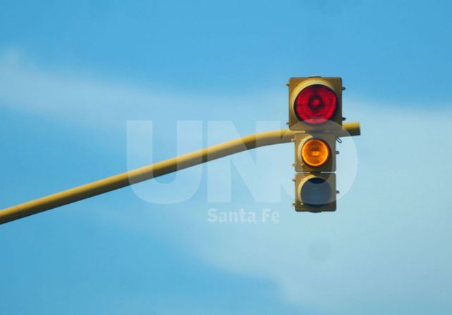 Piden cambiar el semáforo de Domingo Silva y Francia