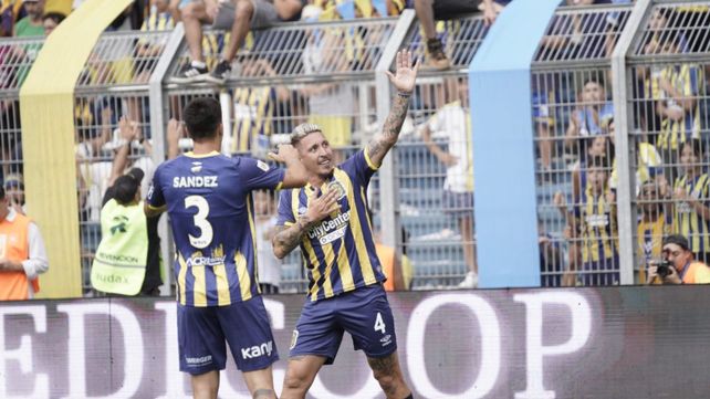 El festejo del golazo de Damián Martínez que abrió la cuenta rápido para Rosario Central ante Belgrano.