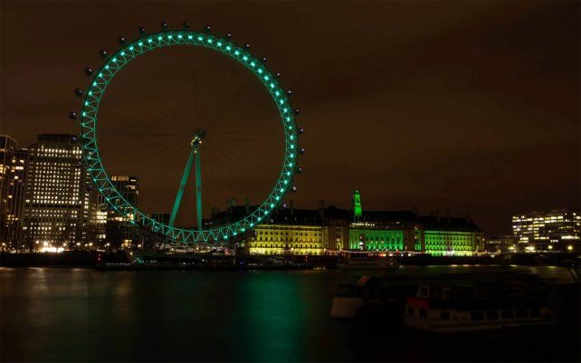 El London Eye, en South Bank del río Támesis en Londres.