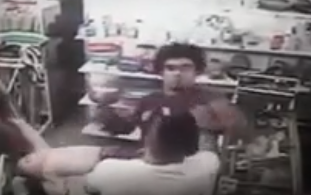 Indignación por un hombre que golpeó a un bebé en una pelea