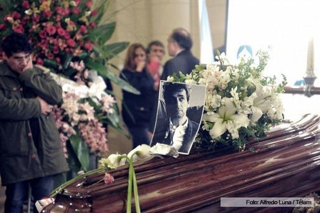 Miles de personas se acercan a la Legislatura para despedir a Cerati