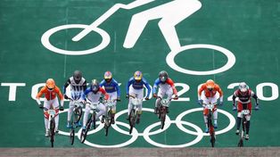 Ciclistas al empezar una de las ruedas de semifinales de BMX.