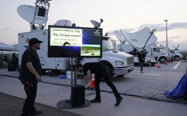 Los equipos de transmisión de TV se preparan para el lanzamiento del cohete Blue Origin New Shepard en el puerto espacial cerca de Van Horn, Texas, el martes 20 de julio de 2021.