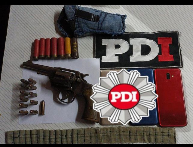 Una de las armas que le secuestraron a los detenidos por amenazas.