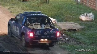Captura de video del momento en que los policías trasladan la mercadería&nbsp;