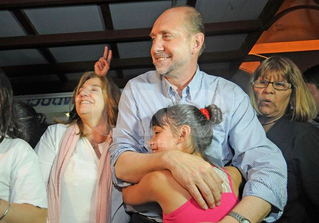 Legisladores. Omar Perotti y Silvina Frana en la sede del PJ le hablan a la militancia.