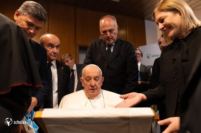 La vicegobernadora le obsequió al Papa un cuadro pintado por un santafesino.