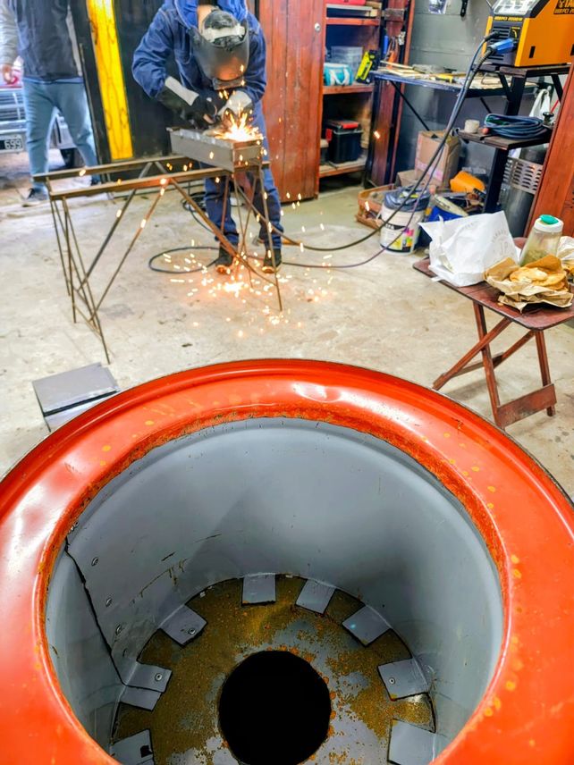 Con viejos tambores de combustible fabricaron cocinas para un merendero del barrio
