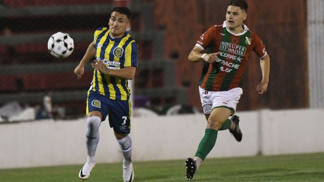 Juan Cruz Cerrudo se lleva la pelota por su sector. El delantero canalla ya debutó en primera.