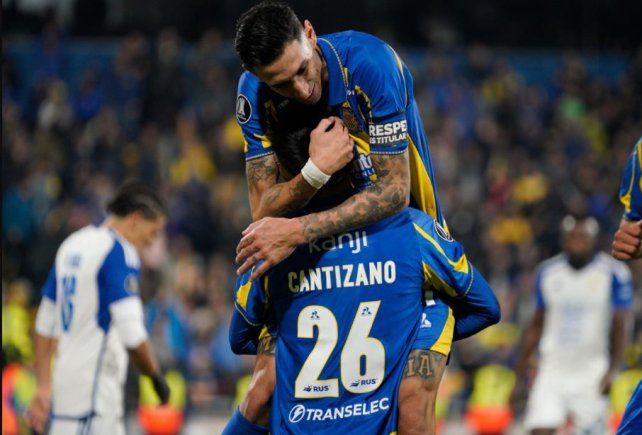 Ángel Di María celebra junto a Cantizano en uno de los últimos partidos de Central en el primer semestre.