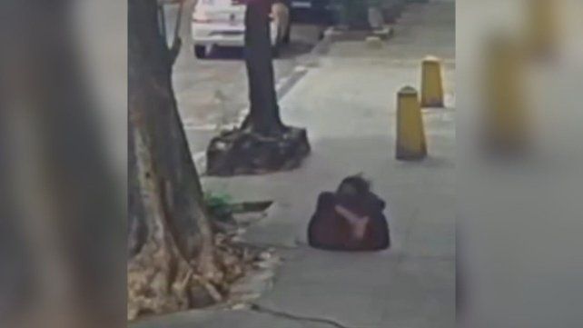 Se la tragó la tierra: una mujer cayó por una alcantarilla en Río de Janeiro