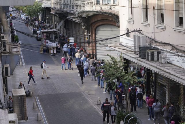Anses: dos cuadras de cola para el cobro del bono de 45 mil pesos
