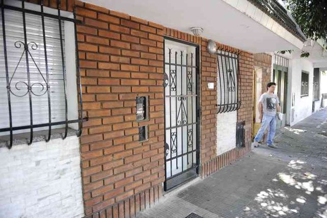 El frente de la vivienda ubicada en Anchorena 87 bis ya había sido blanco de las balas en otros ataques. (Foto: A.Amaya)