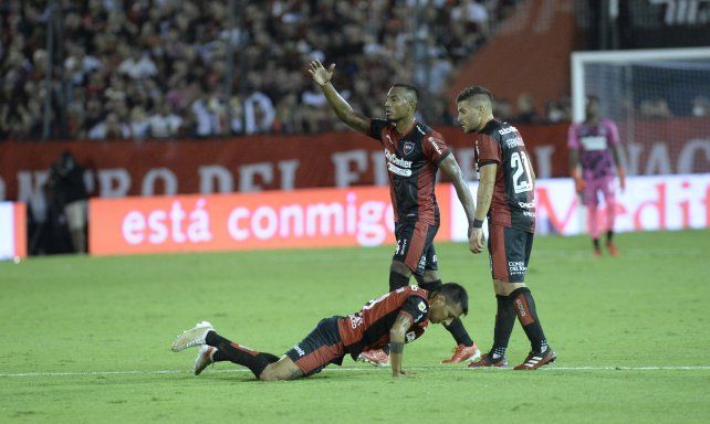 Tendido en el piso. El Piri hizo un gran esfuerzo ante River.