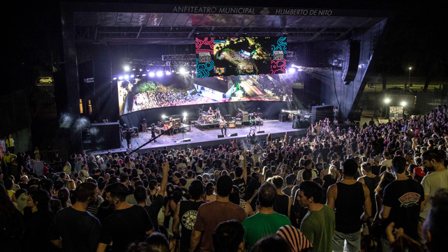 La primera noche del Festival Faro convocó a miles de personas en el Anfiteatro