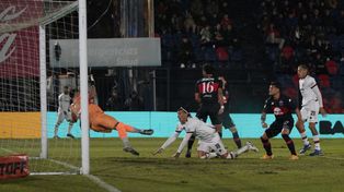 Víctor Cuesta en primer plano, acaba de cabecear a la red. Detrás, Luciano Herrera. Los goleadores de Newells para el gran triunfo en Victoria.