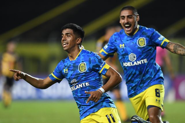Allá lejos. El Pupi Ferreyra corre a festejar su primer gol con la camiseta de Central, con Zabala detrás.