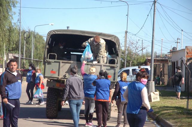 Efectivos del Ejército y de la Fuerza Aérea entregaron bolsones con alimentos Efectivos del Ejército y de la Fuerza Aérea entregaron bolsones con alimentos