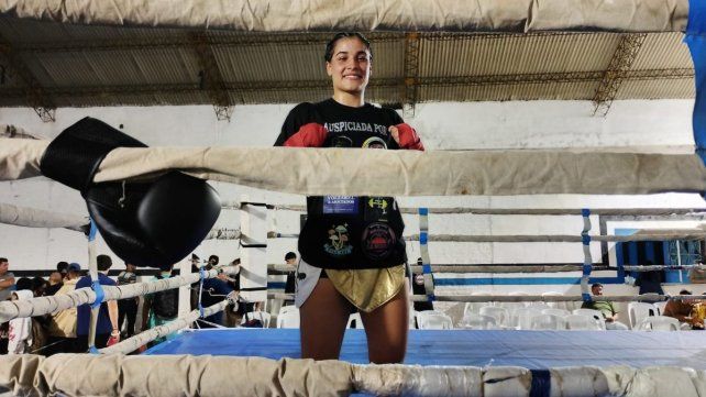 Zamira Beber derrotó a la santafesina Selene Monzón en la última pelea de la noche en Peñarol.