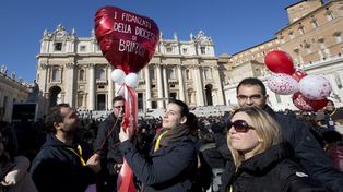 La plaza San Pedro se llenó con más de 20 mil novios por el día de San Valentín