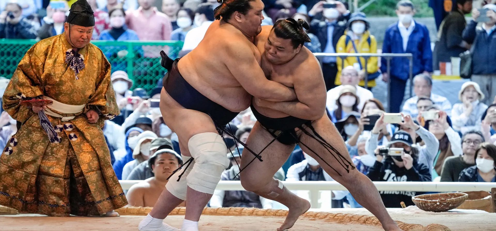 El gran campeón de sumo Haruo Terunofuji, se enfrenta a Tetsuo Kiribayama durante un combate final del Honozumo anual en el santuario Yasukuni, Tokio, Japón. Es la primera vez que el torneo ceremonial de sumo se celebra en el sitio debido a la pandemia de Covid. Fotografía: Kimimasa Mayama/EPA