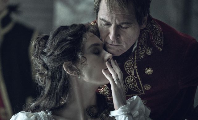 Napoleón y su esposa Josefina, encarnada por Vanessa Kirby. Napoleón y su esposa Josefina, encarnada por Vanessa Kirby.