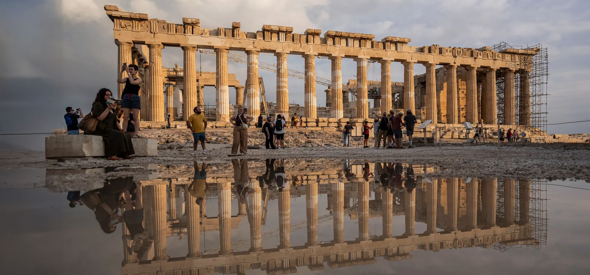 Atenas, Grecia. El templo del Partenón se refleja en un charco después de fuertes lluvias. Fotografía: Petros Giannakouris/AP Atenas, Grecia. El templo del Partenón se refleja en un charco después de fuertes lluvias. Fotografía: Petros Giannakouris/AP