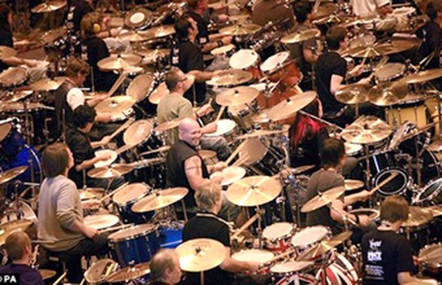 582 bateristas tocan juntos 10 minutos para luchar contra la escler&oacute;sis m&uacute;ltiple