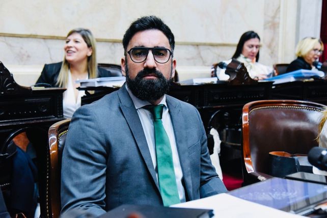 El legislador del PRO permaneció retenido en un aeropuerto y luego echado.