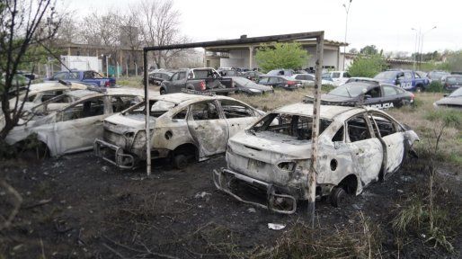 Un incendio impactante destruyó varios patrulleros de la Policía de Santa Fe