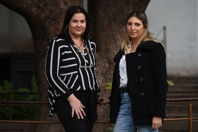 Antonieta Cuello (izq) y Gabriela Tosi (der) integran la fundación El Casco Rosa en Tucumán.