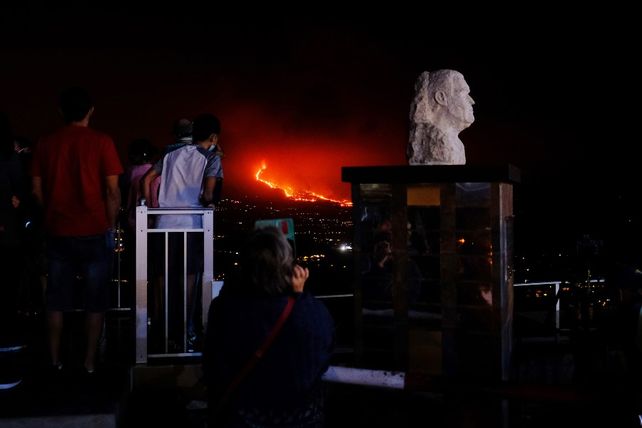 Otros 800 evacuados en Islas Canarias por más lava del volcán