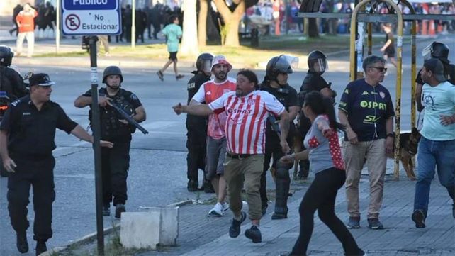 Hinchas de Unión se enfrentaron con la policía y se generó un momento de alta tensión.