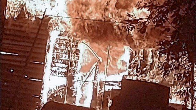 Bomberos Voluntarios de Concordia estudian las causas que ocasionaron el incendio.
