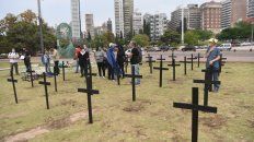 La protesta que realizaron los médicos frente al Monumento a la Bandera el viernes mostró la preocupación por las muertes. La protesta que realizaron los médicos frente al Monumento a la Bandera el viernes mostró la preocupación por las muertes.