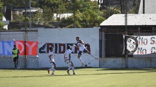 Ganó, goleó y gustó. El Charrúa llega afilado al duelo con Sarmiento tras superar a Deportivo Español.&nbsp;
