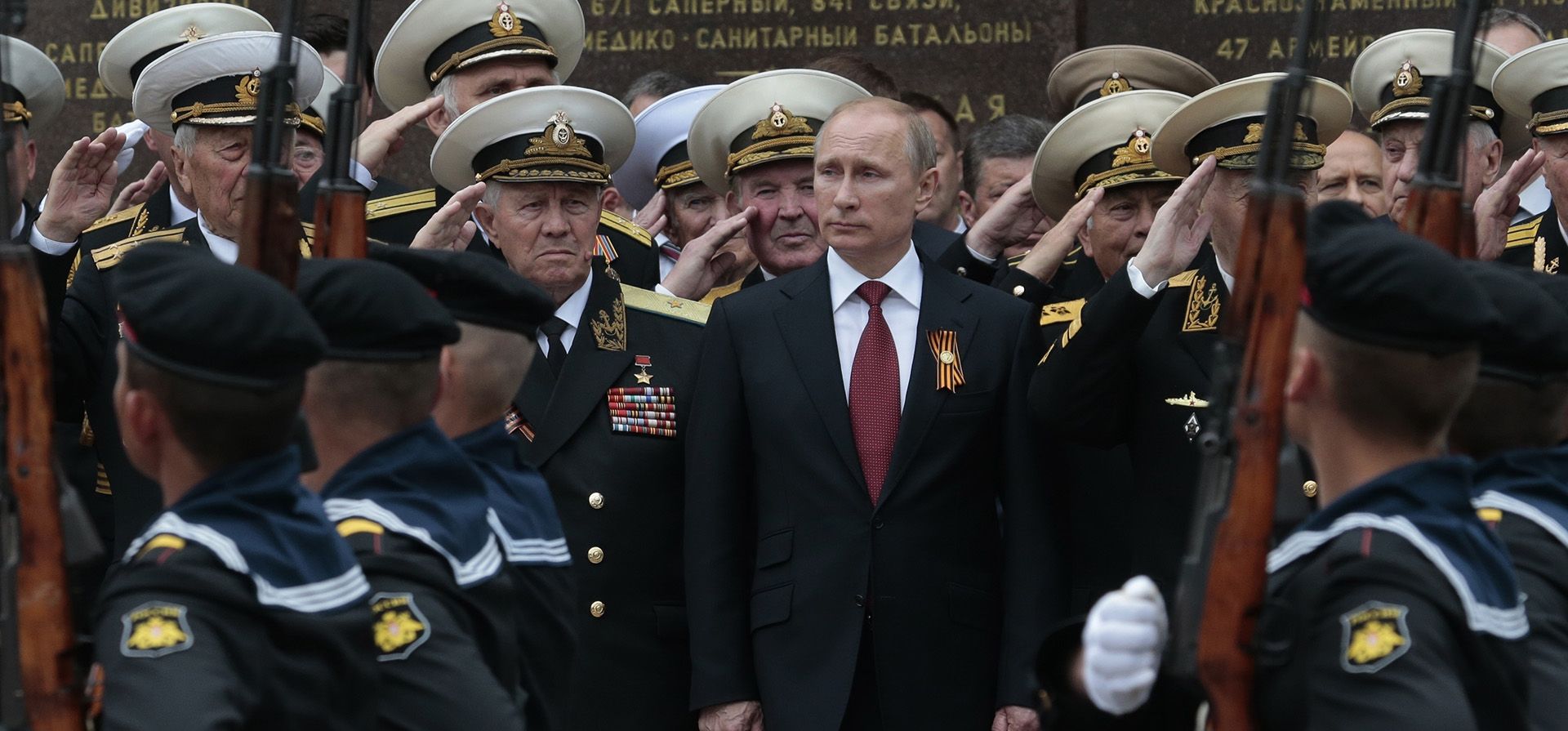 ARCHIVO: El presidente ruso, Vladimir Putin, asiste a un desfile que conmemora el Día de la Victoria en Sebastopol, el 9 de mayo de 2014. (Foto AP/Ivan Sekretarev, Archivo) ARCHIVO: El presidente ruso, Vladimir Putin, asiste a un desfile que conmemora el Día de la Victoria en Sebastopol, el 9 de mayo de 2014. (Foto AP/Ivan Sekretarev, Archivo)