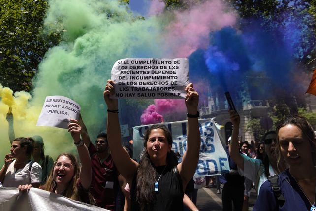 Médicos y médicas residentes reclaman mejores salarios y condiciones laborales estables.