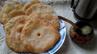 Tortas fritas, un plato ideal para estos días de lluvia en Rosario.