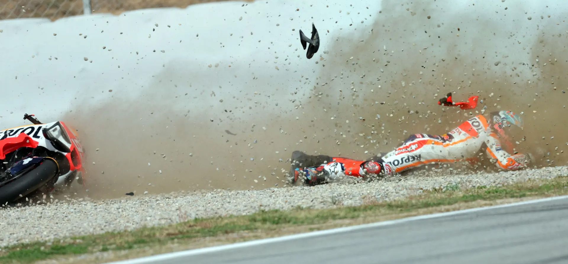 El piloto español de Honda en MotoGP, Marc Márquez, se estrella durante la primera sesión de entrenamientos libres del Gran Premio de Cataluña, Barcelona, España. Fotografía: Lluís Gené/AFP/Getty Images El piloto español de Honda en MotoGP, Marc Márquez, se estrella durante la primera sesión de entrenamientos libres del Gran Premio de Cataluña, Barcelona, España. Fotografía: Lluís Gené/AFP/Getty Images