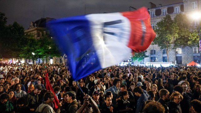 Contundente golpe a la ultraderecha y al oficialismo en Francia. El triunfo de la izquierda en Francia empuja a negociaciones para formar gobierno