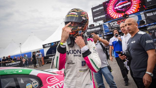 Puño cerrado del piloto top del TC 2000 y que no se cansa de pelear títulos: Leonel Pernía. Hizo la pole pero por la penalización largará 4º en el autódromo de Rosario.