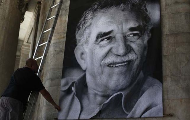 Gabo. Una gigantografía de Gabriel García Márquez era preparada ayer en el Palacio de las Bellas Artes
