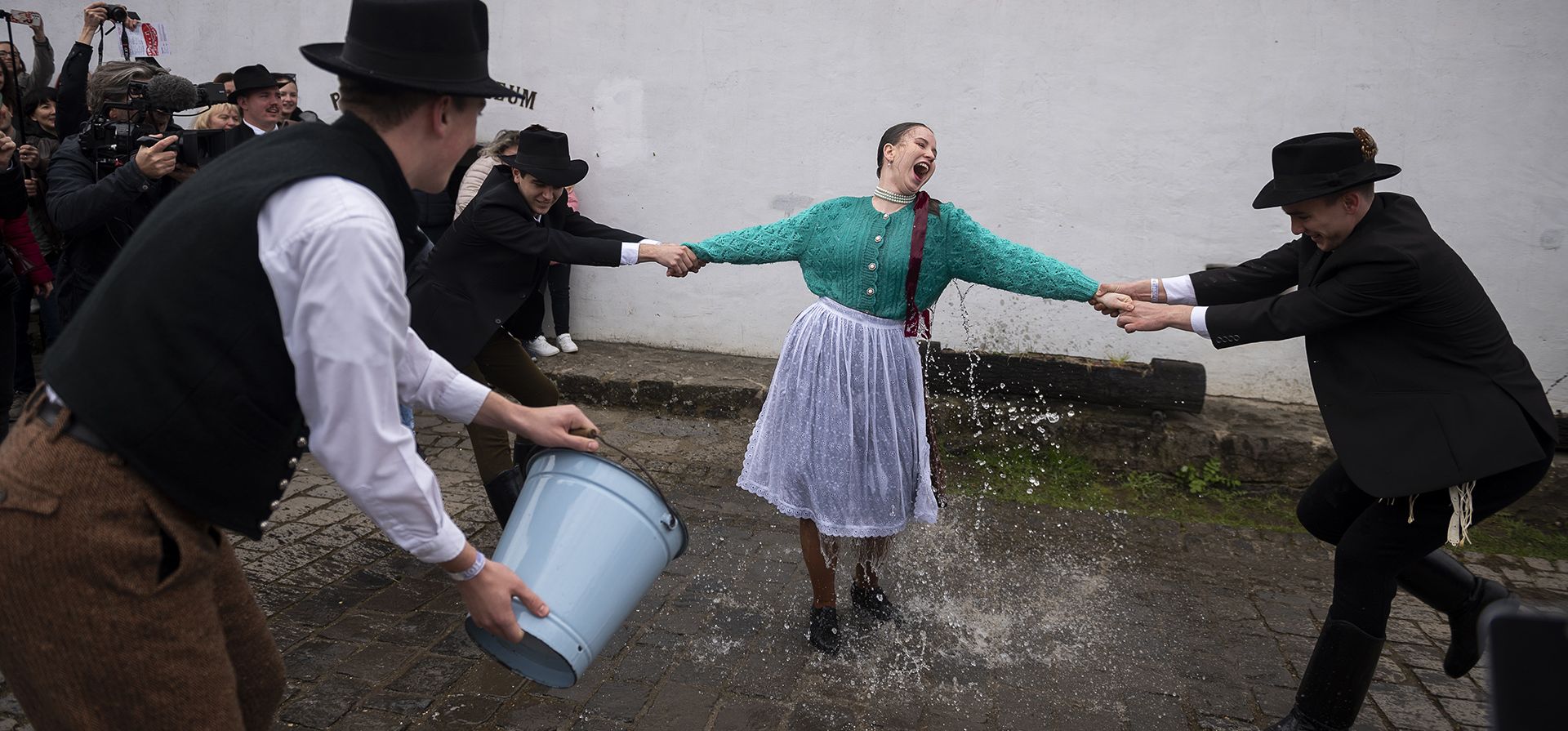ARCHIVO: Hombres húngaros vestidos con trajes típicos vierten agua sobre mujeres durante una celebración tradicional del Lunes de Pascua en Holloko, Hungría, el lunes 10 de abril de 2023. (Foto AP/Denes Erdos) ARCHIVO: Hombres húngaros vestidos con trajes típicos vierten agua sobre mujeres durante una celebración tradicional del Lunes de Pascua en Holloko, Hungría, el lunes 10 de abril de 2023. (Foto AP/Denes Erdos)