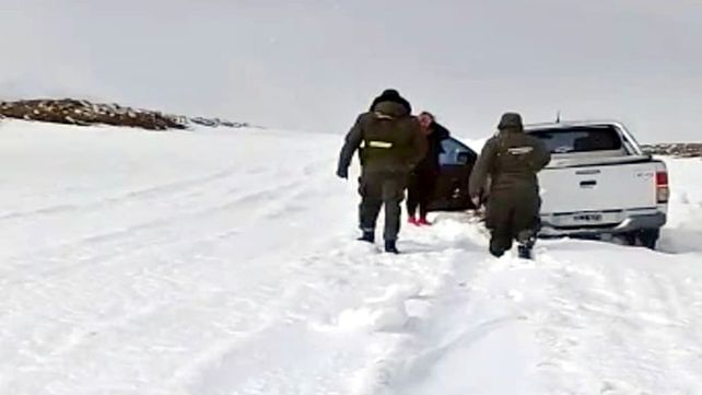 Entre la nieve. La policía cuando llega a rescatar a la mujer en la Hilux.