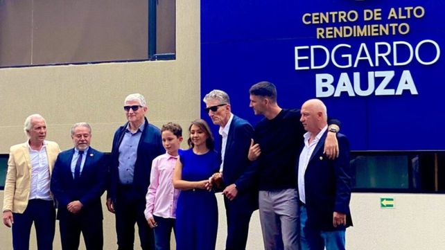 Edgardo Bauza y su familia durante el homenaje que le hizo Liga de Quito.&nbsp;