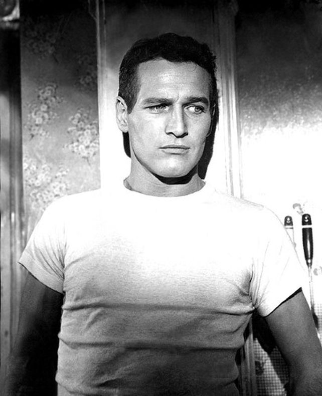 Una camiseta blanca hace a los hombres más atractivos