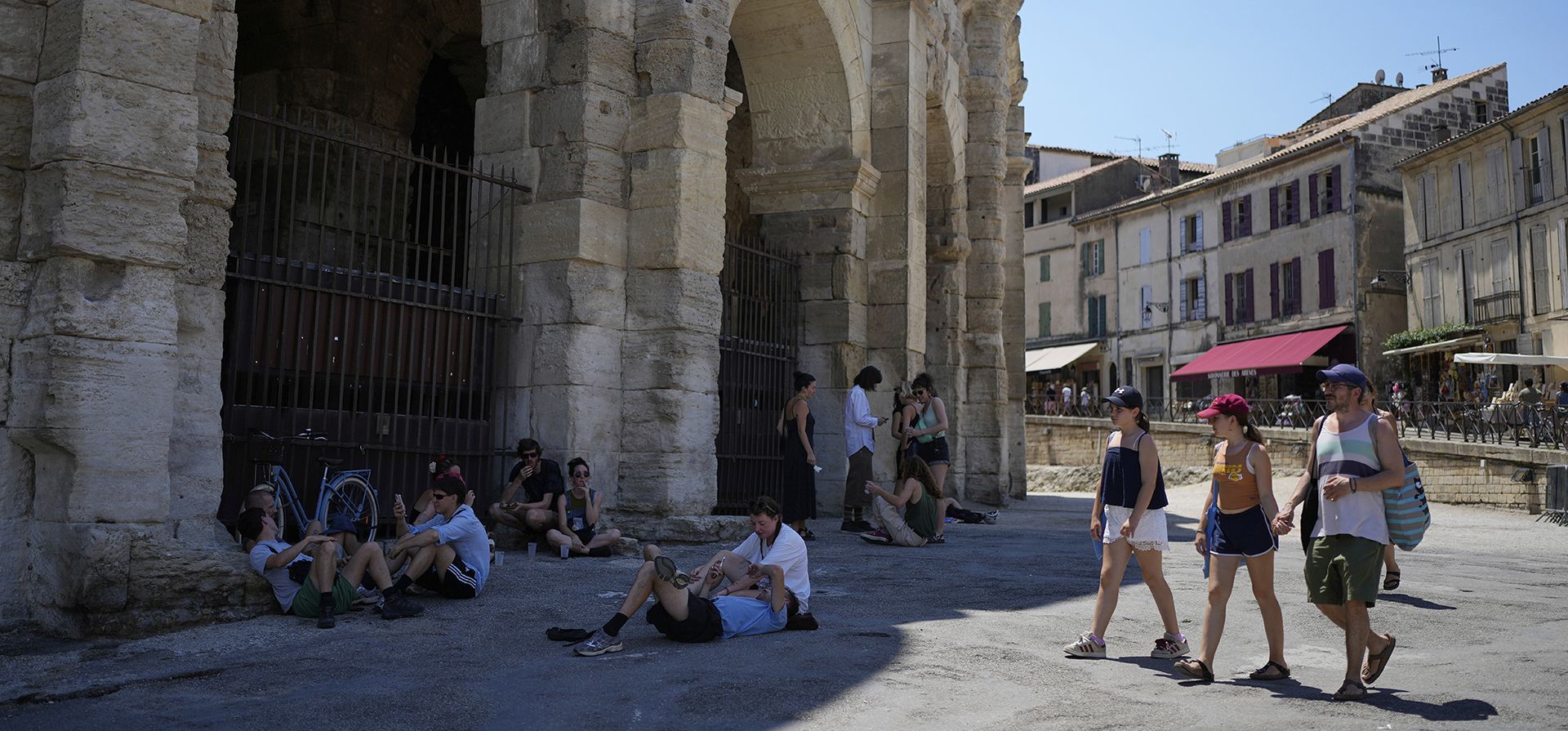 Turistas descansan a la sombra de las antiguas arenas romanas durante una ola de calor el lunes 30 de junio de 2025 en Arlés, sur de Francia. (Foto AP/Lewis Joly) Turistas descansan a la sombra de las antiguas arenas romanas durante una ola de calor el lunes 30 de junio de 2025 en Arlés, sur de Francia. (Foto AP/Lewis Joly)